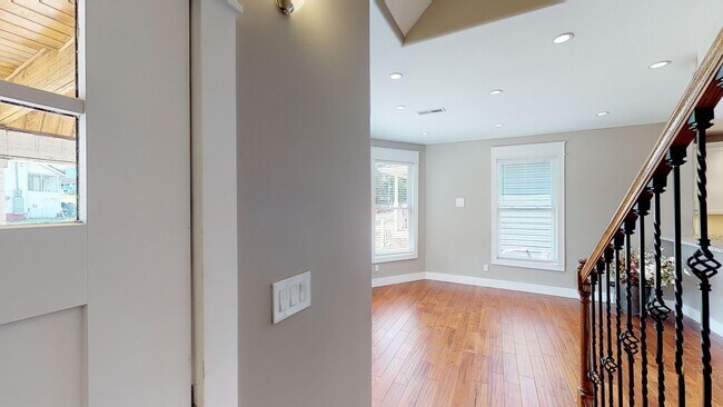 Building Photo - $1650 per Bedroom | 7BR/5BA in Fort Sander...