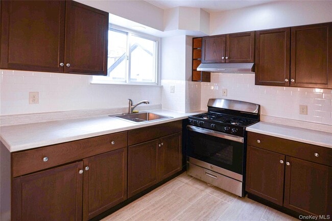 Building Photo - 24-10 Gillmore St