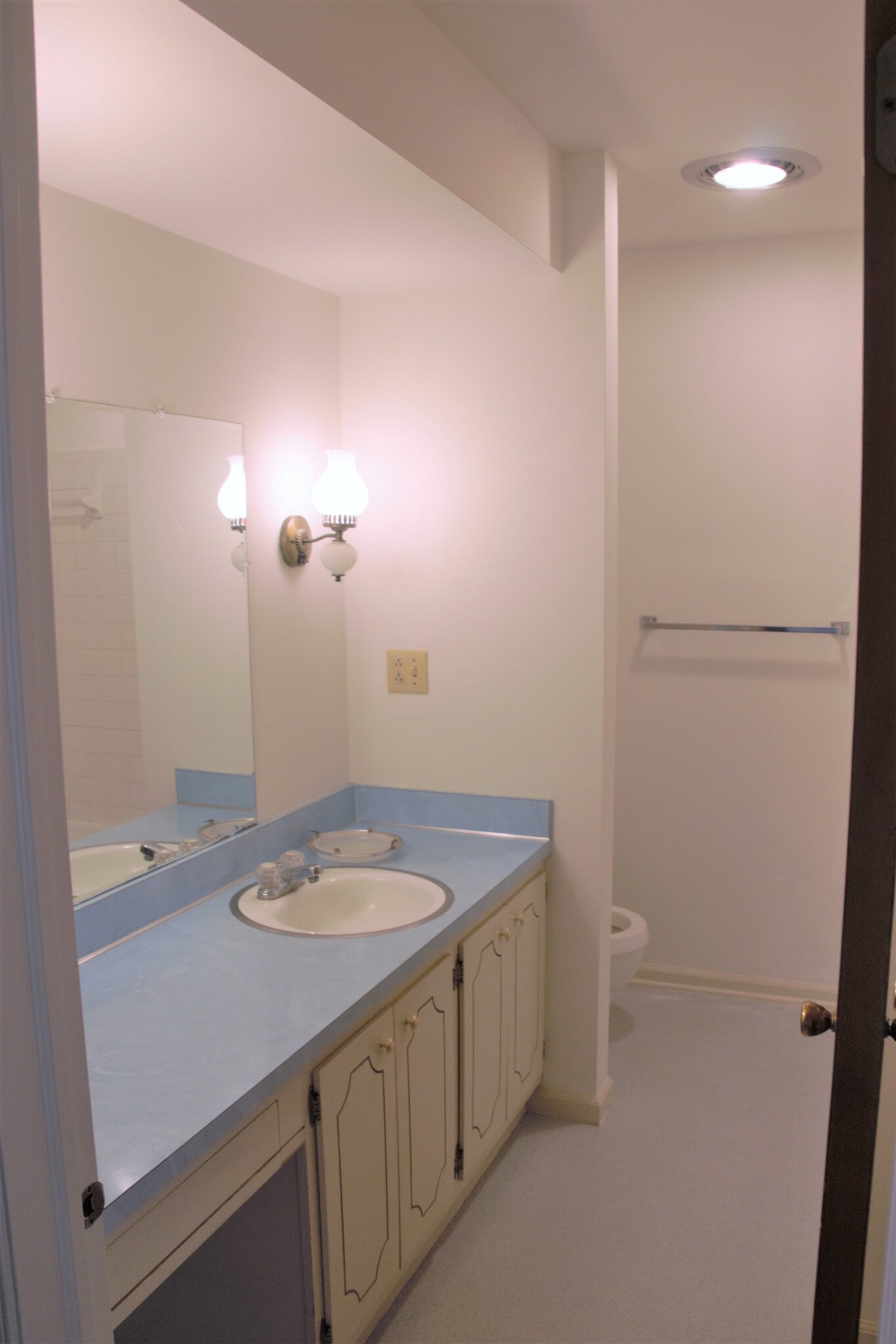 Full Bathroom - 785 Radio Rd