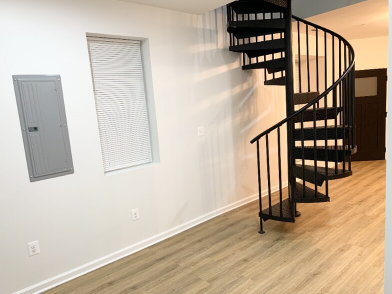 Building Photo - 1600 S Charles St