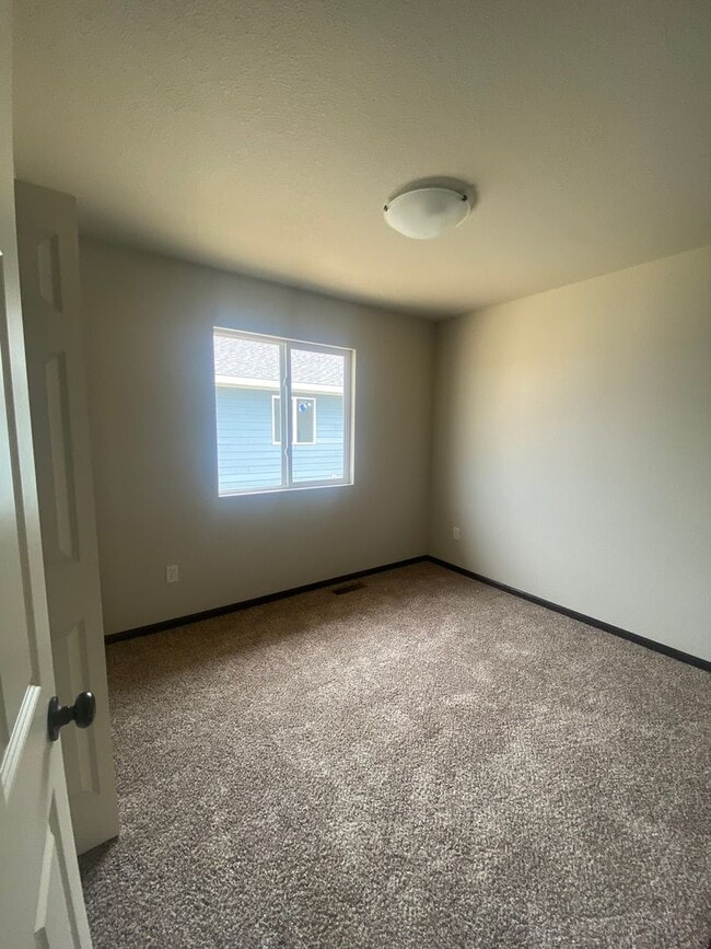 Building Photo - 5 BED | 2 BATH | DOUBLE GARAGE | RAPID VALLEY