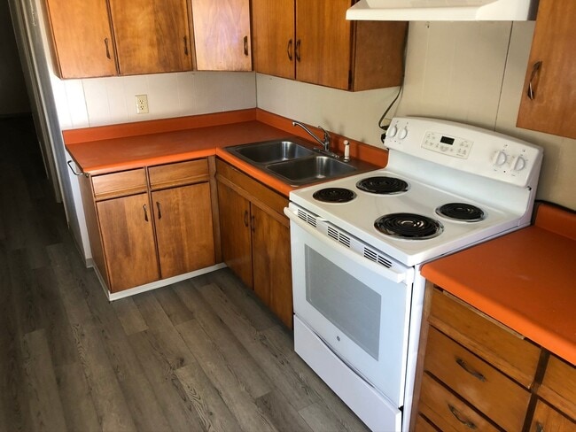 Building Photo - Newly Renovated Trailer at The Oak Creek Complex in McMinnville