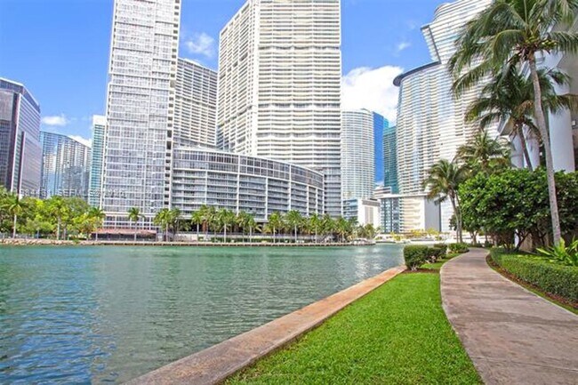 Building Photo - 801 Brickell Key Blvd