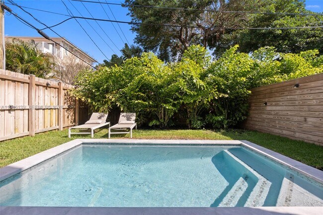 Building Photo - 325 SW 16th St