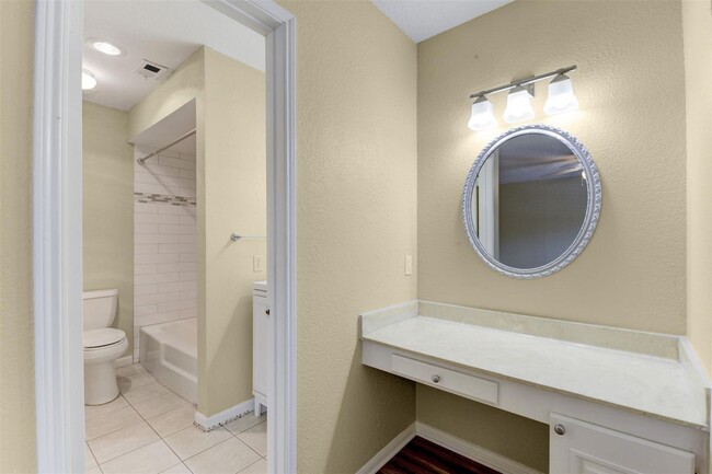 Building Photo - 3 BD / 2.5 BR Townhome in Memorial Club co...