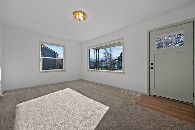 Building Photo - 840 W Montague Ave