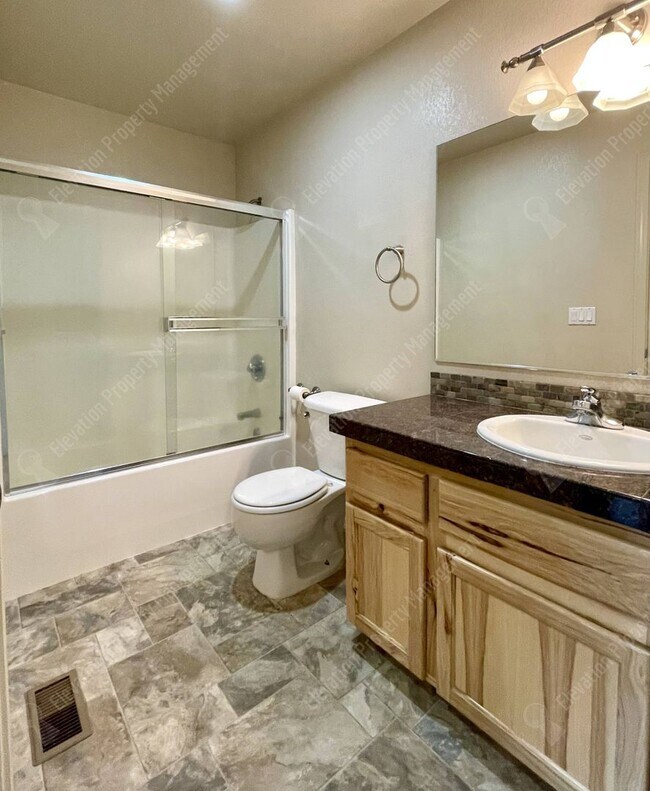Building Photo - Charming 3-bedroom in heart of Sisters