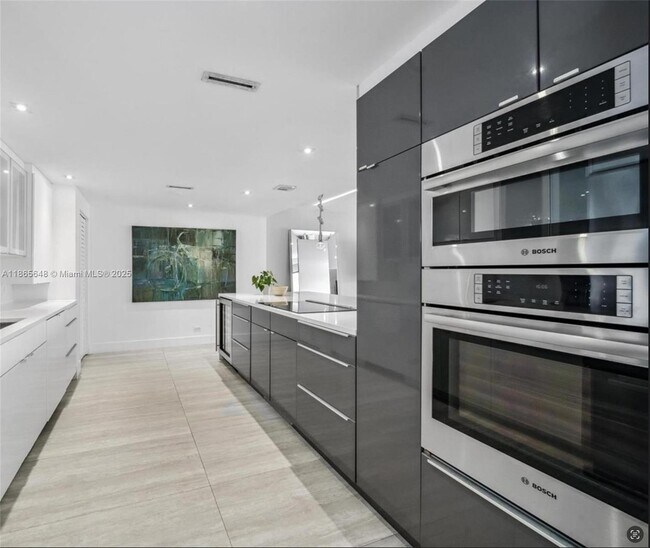 Building Photo - 1800 NE 114th St