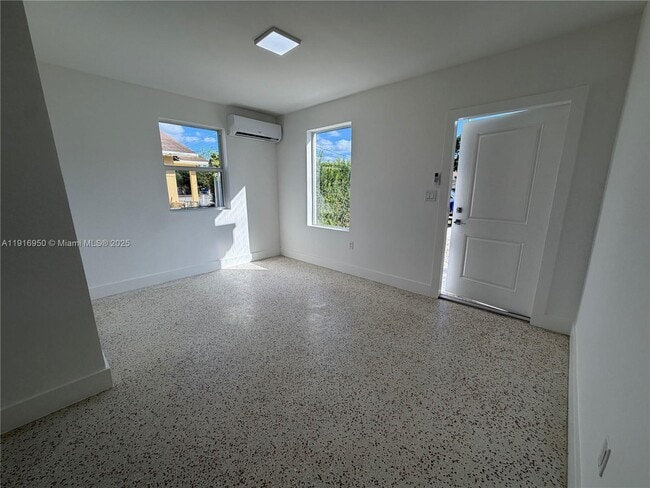 Building Photo - 2784 SW 31st Pl