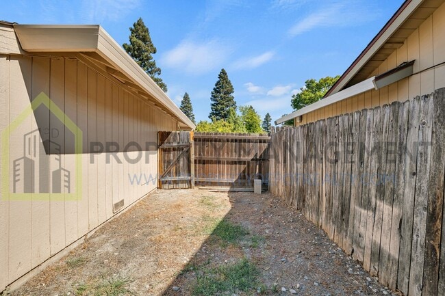 Building Photo - Desirable Pocket-Greenhaven Half-Plex for ...