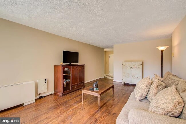 Living room (furniture to be cleared) - 118 Monroe St