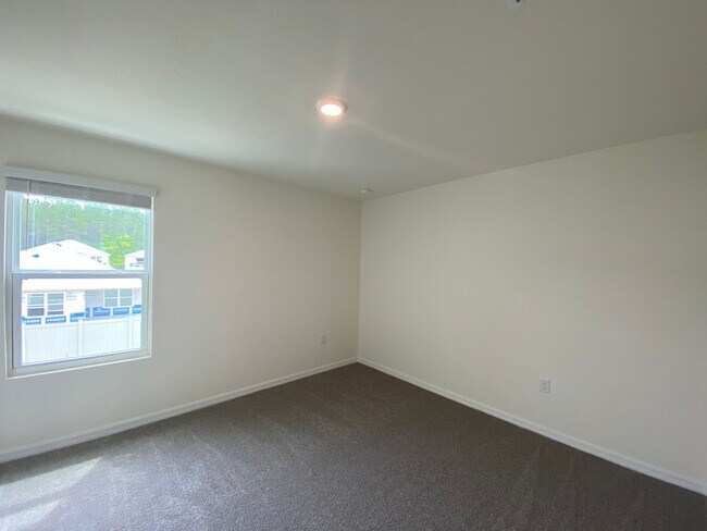 Building Photo - Avalon Woods 4/3/2 ***WON'T LAST***