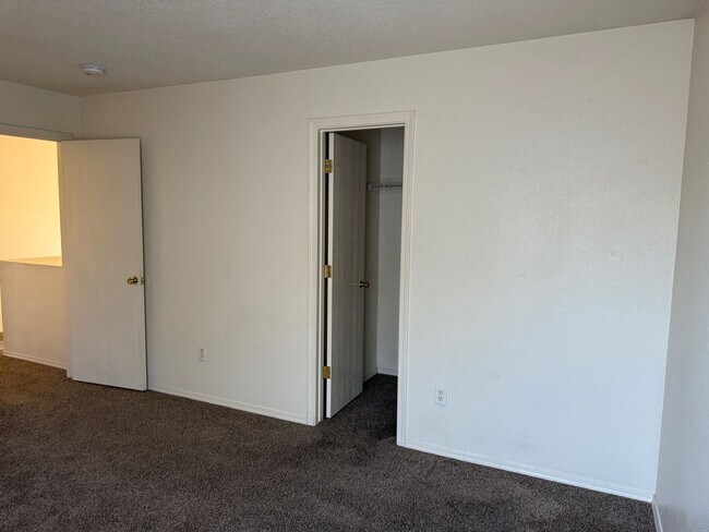 Building Photo - 4 Br, 2.5 Bath, loft upstairs, landscaped ...