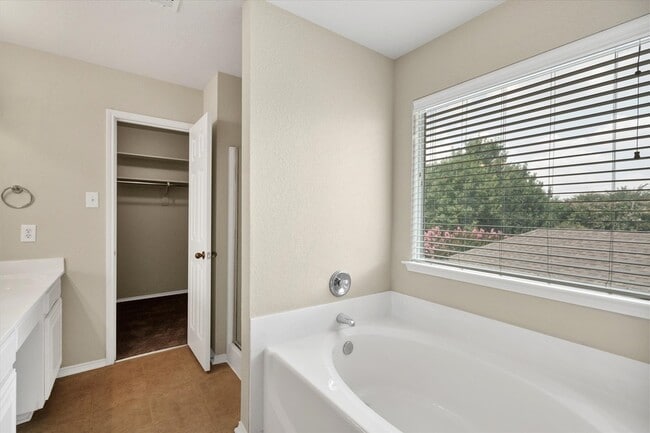 Building Photo - 4402 Emerald Leaf Dr