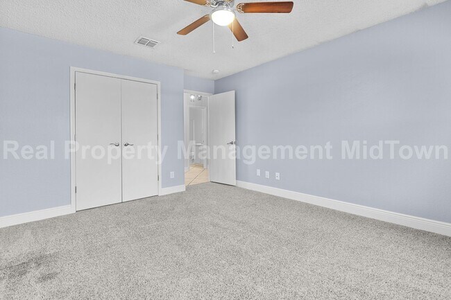 Building Photo - Beautiful 3 - Bedroom Home with pool in Ar...