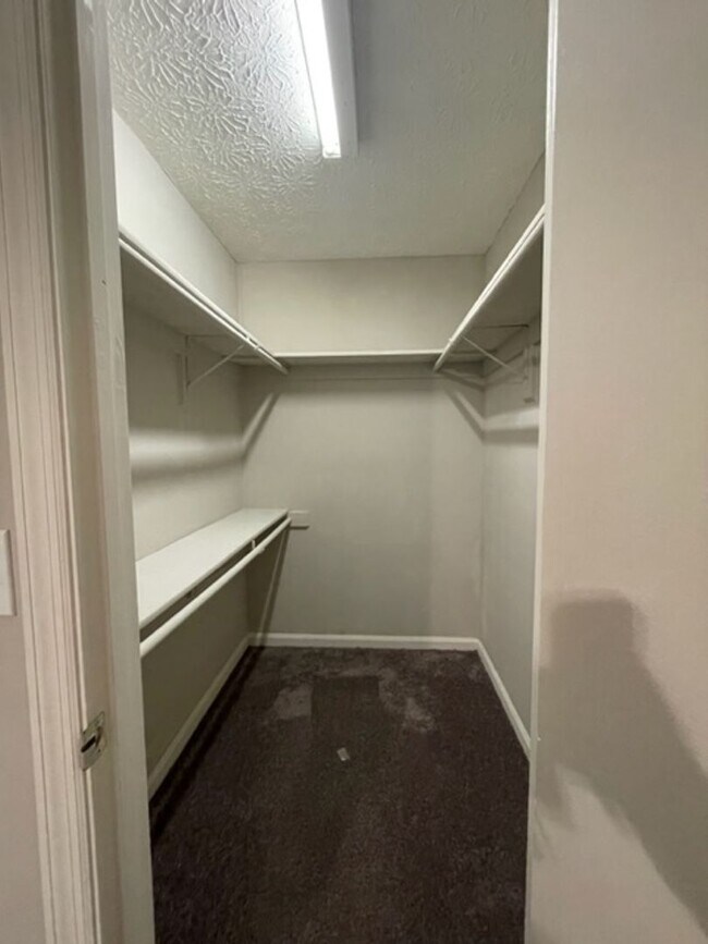 Building Photo - 3 Bedroom Home Available !