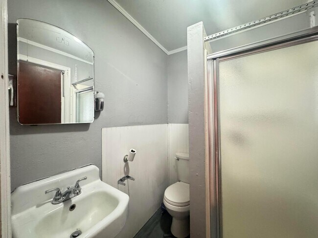 Building Photo - 617 E Main St