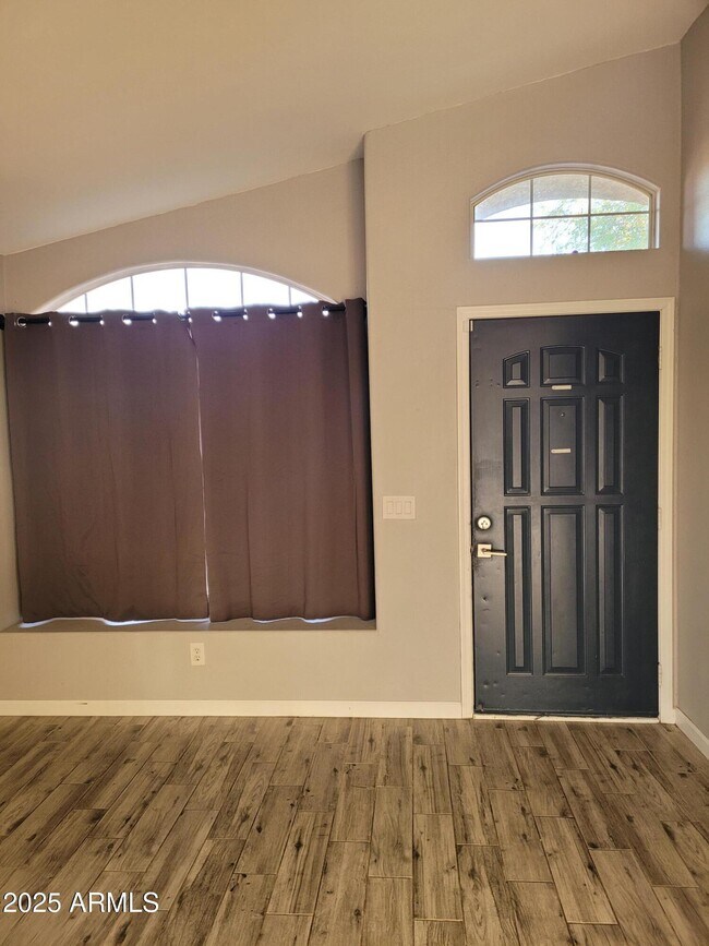 Building Photo - 2634 S Vineyard