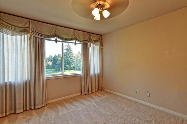 Building Photo - Mukilteo Golf Course View Condo