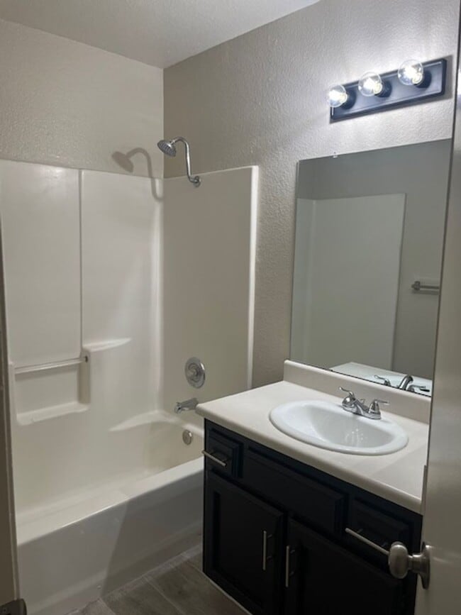 Building Photo - Mt817-8
