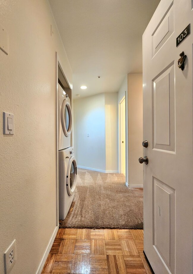 Building Photo - 2 Bed/ 2 Bath Condo Everett Near Boeing and Paine Airport