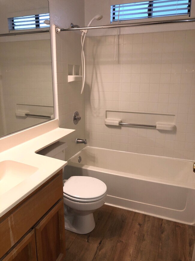 Building Photo - AVAILABLE FOR MOVE IN ON 8/1/26 -  RECENTLY RENOVATED 3 BED, 2 BATH 1 STORY ON LARGE CORNER LOT