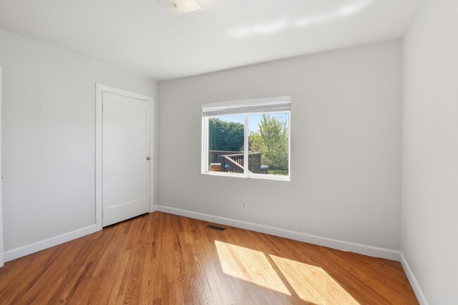 Building Photo - 2bd/1ba Kirkland Home