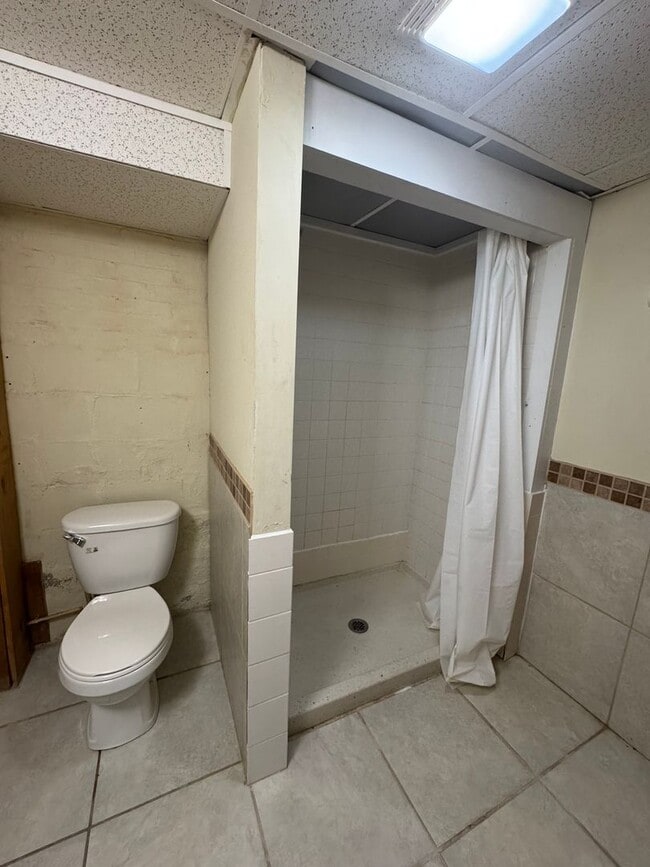 Building Photo - 4 Bedroom Right on Purdue Campus - AVAILAB...