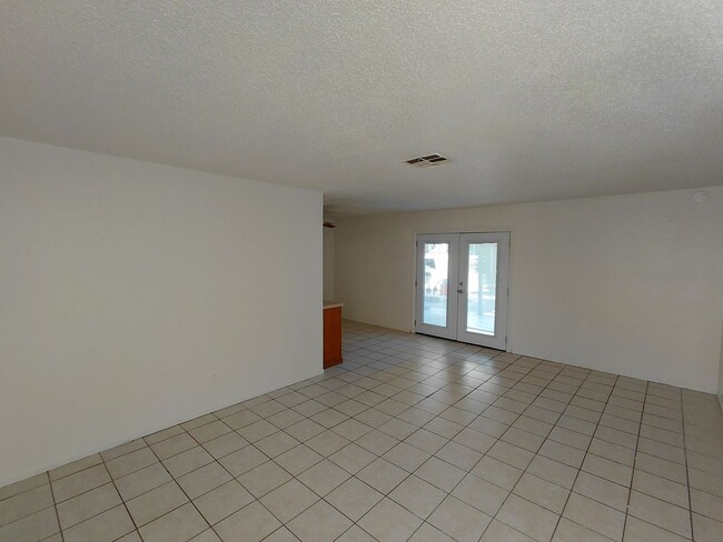 Building Photo - Spacious 3-Bedroom Home