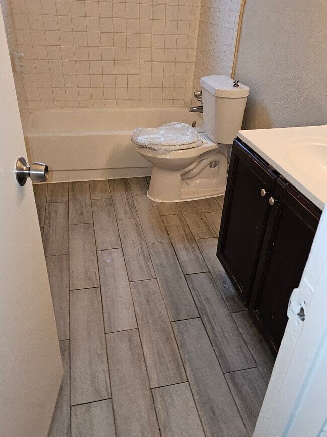 Building Photo - 6815 Beachwood St