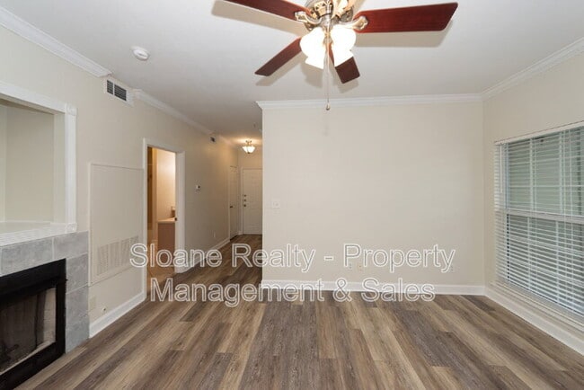 Building Photo - 700 Daniel Ellis Dr