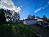 Building Photo - Charming 2-Bedroom Home with Garage in Prime Gresham Location