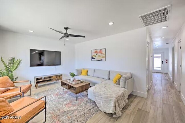 Building Photo - 310 E Papago Dr