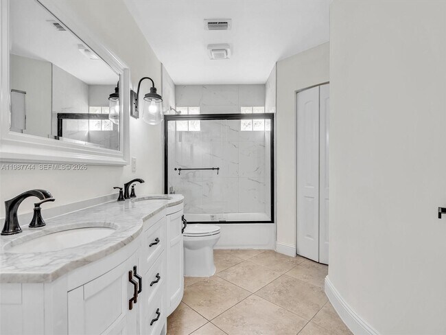 Building Photo - 11407 Lakeview Dr