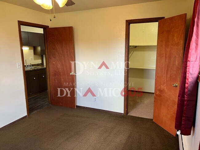 Building Photo - 1BD/1BA Garden Level Apartment in 6-Plex