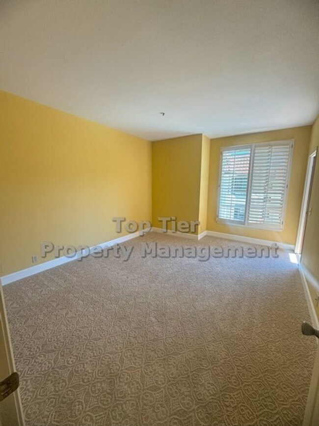 Building Photo - Upgraded Top-Floor 2 bed/ 2 bath with Pool...