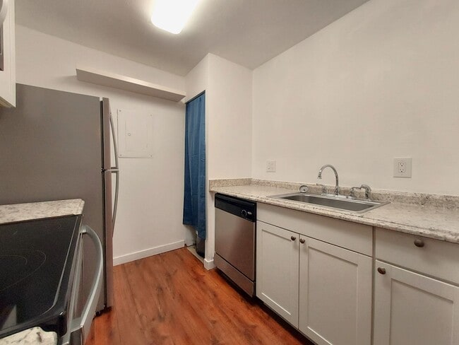 Building Photo - Halloween SPECIAL! Ground Floor Two Bedroom!