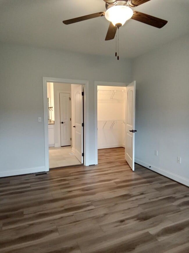 Building Photo - Patio Townhome Located 1 Block from Bedfor...