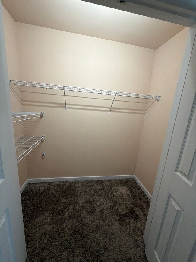 Building Photo - Large 3 Bedroom | 2.5 Bath in The Fan!