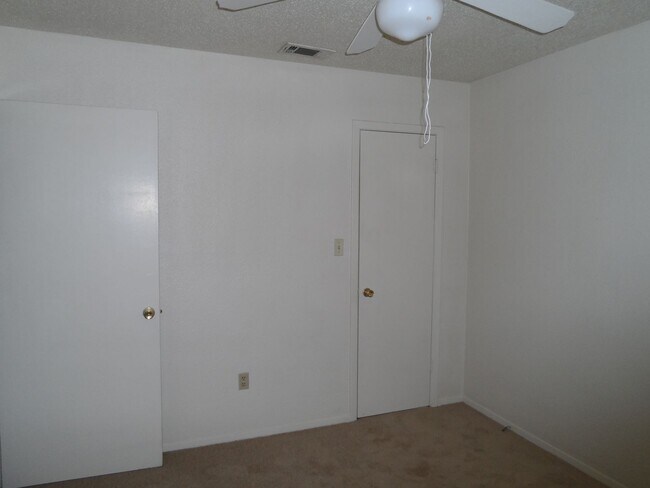 Building Photo - College Station -2 bedroom /1.5 bath Townhome-Style Fourplex on TAMU Shuttle Route!