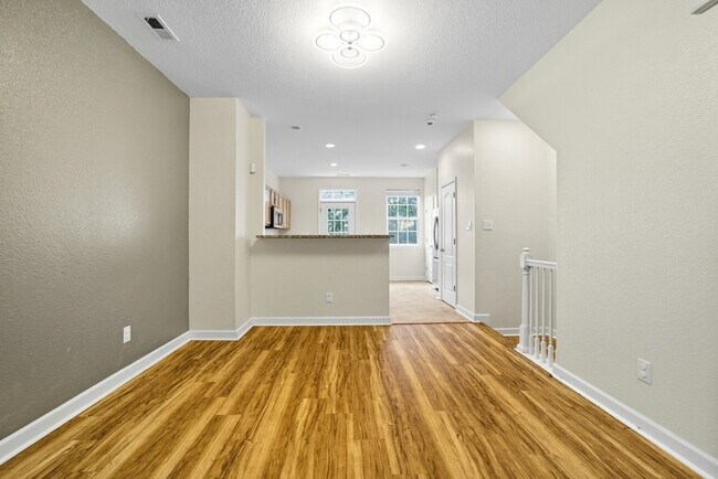 Building Photo - 230 Paradise Dr