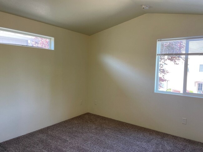 Building Photo - Beautiful 2 Bedroom 1.5 Bath Townhome Loca...