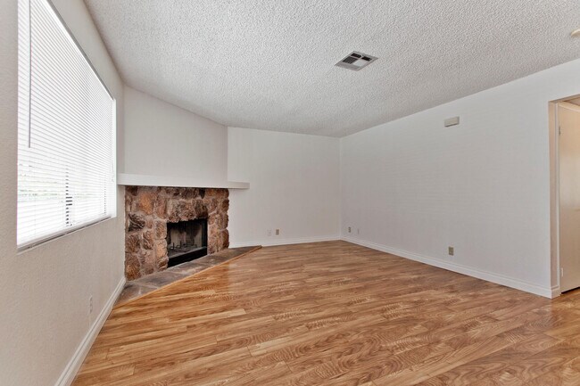 Building Photo - 1ST FLOOR CONDO CLOSE TO SUMMERLIN