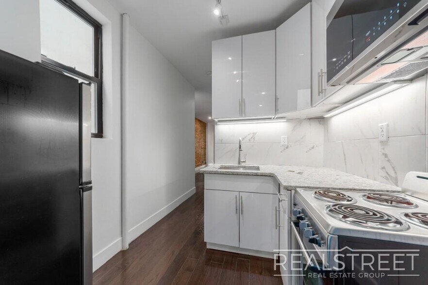 Building Photo - New 3 BED 1.5 Bath in Bed Stuy!