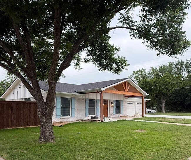 Building Photo - 3BR / 2BA House | Completely Renovated | Midway ISD