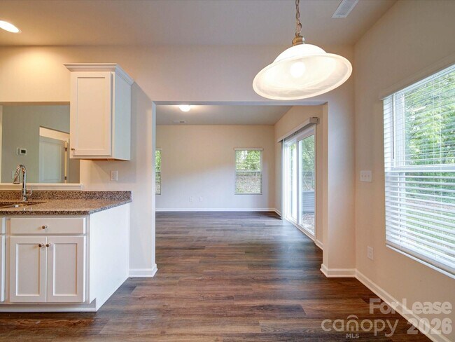 Building Photo - 916 S Battleground Ave