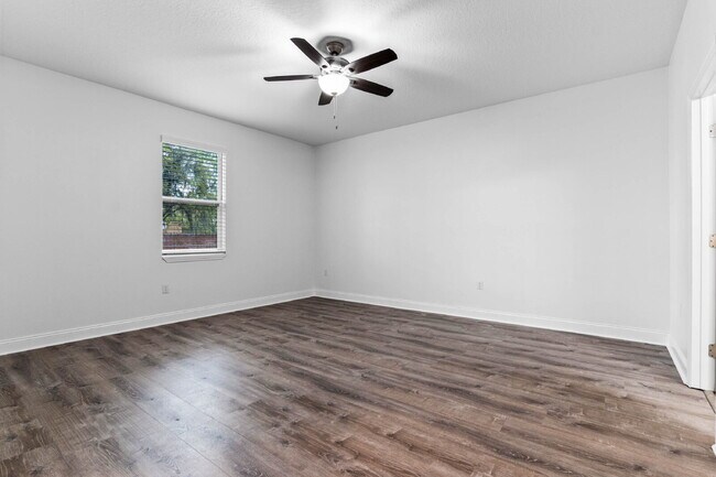 Building Photo - Spacious 4-Bed / 2-Bath Home with 3-Car Garage in Apopka with Modern Touches!
