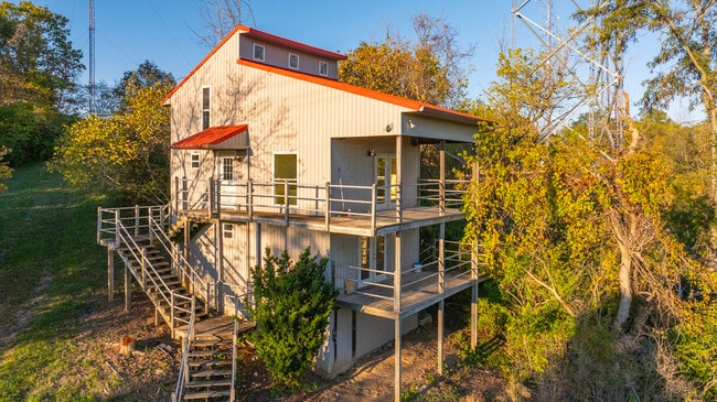 Building Photo - 10644 Peach Ridge Rd