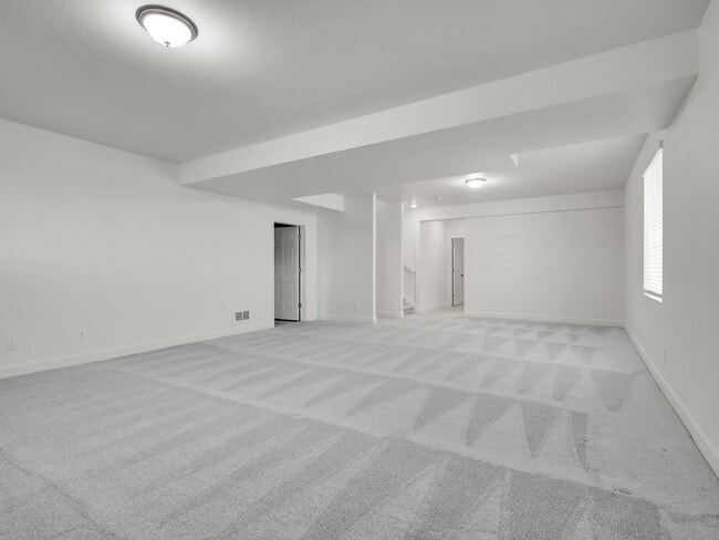 Building Photo - $3,295, 3 bed, 3 bath, located in Erie