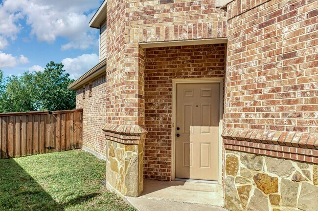 Building Photo - AVAILABLE NOW! Beautiful 3 Bedroom Duplex located in Lavon,Texas!